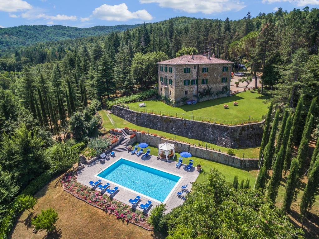 vista aerea di una casa con piscina di Palazzo Rosadi by PosarelliVillas a Monterchi