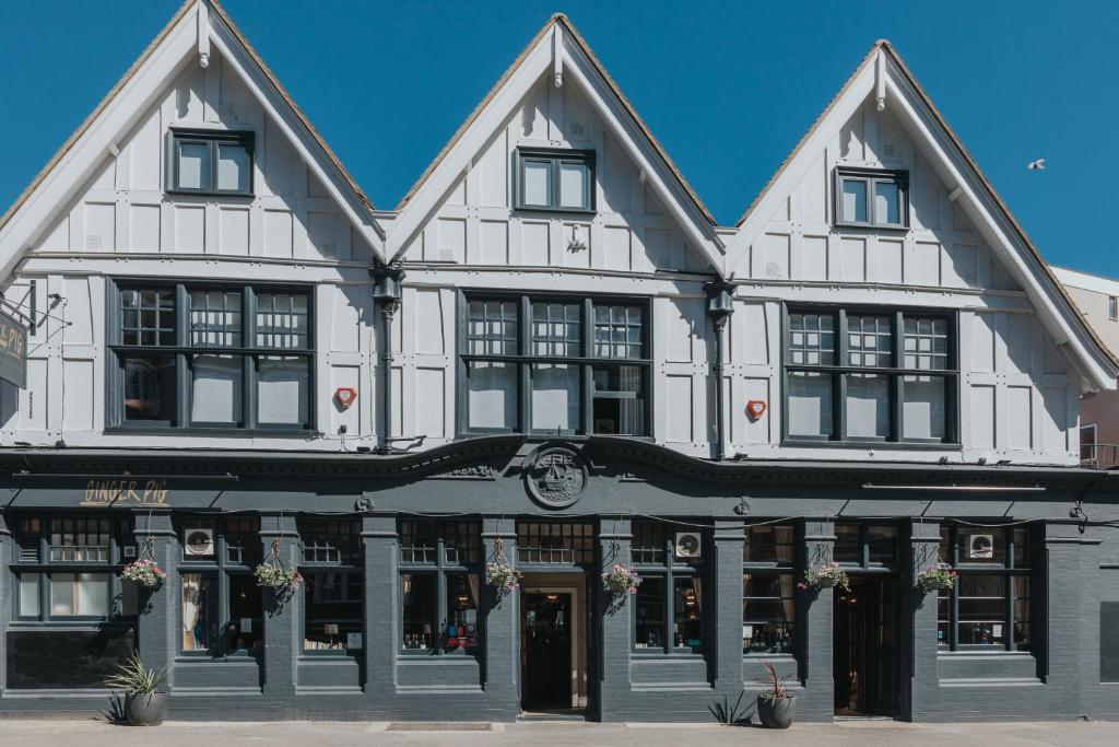 un gran edificio blanco con ventanas negras en The Ginger Pig, en Brighton & Hove