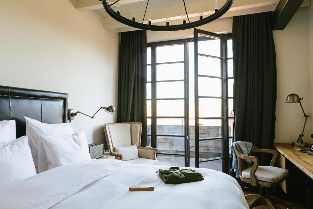 Postel nebo postele na pokoji v ubytování Rooms Hotel Tbilisi