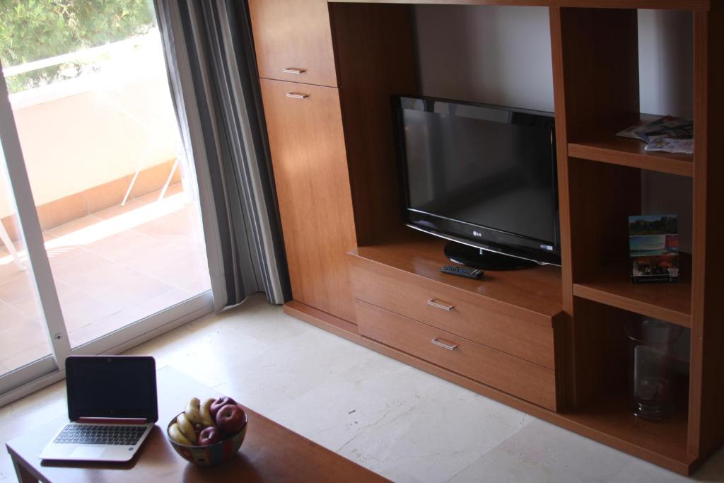 Televízia a/alebo spoločenská miestnosť v ubytovaní Aparthotel Marsol