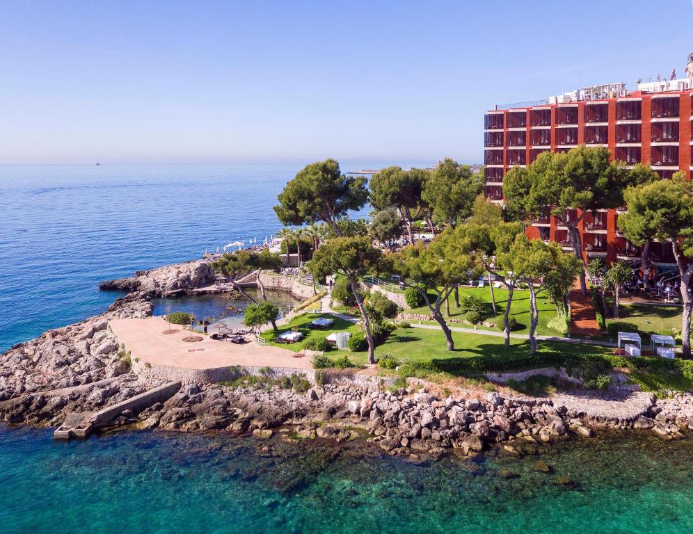 una isla en el océano al lado de un hotel en Hotel de Mar Gran Meliá - Adults Only - The Leading Hotels of the World, en Illetas