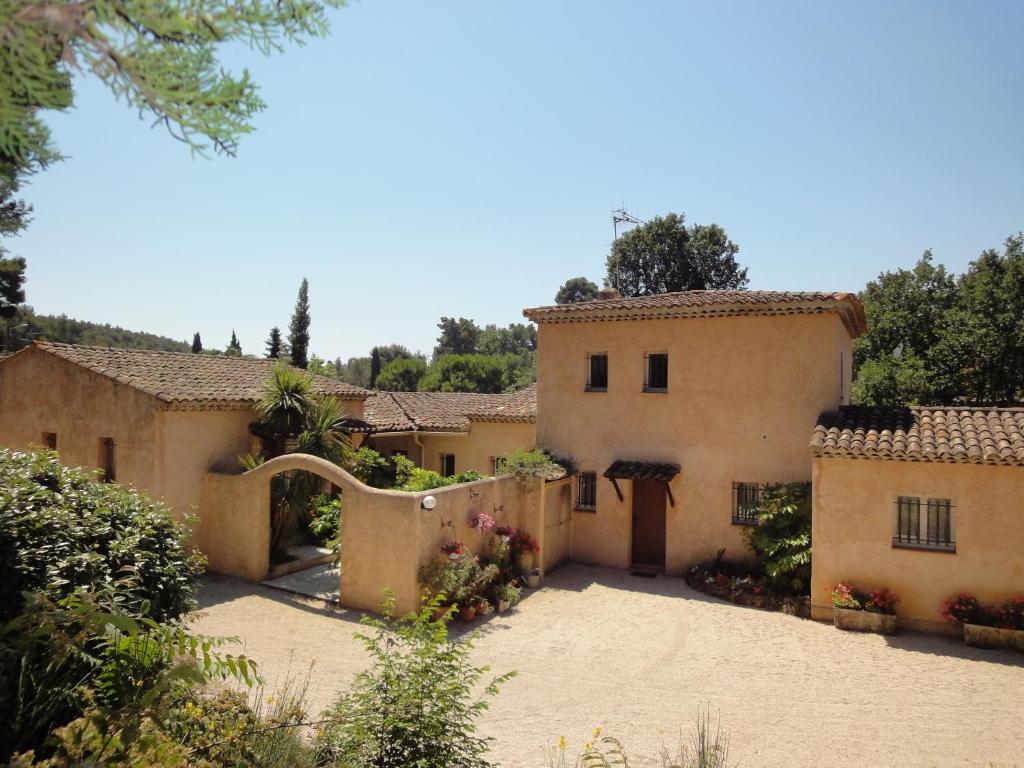 una vista exterior de una casa con entrada en Le Mas des Gardettes en Saint-Paul-de-Vence