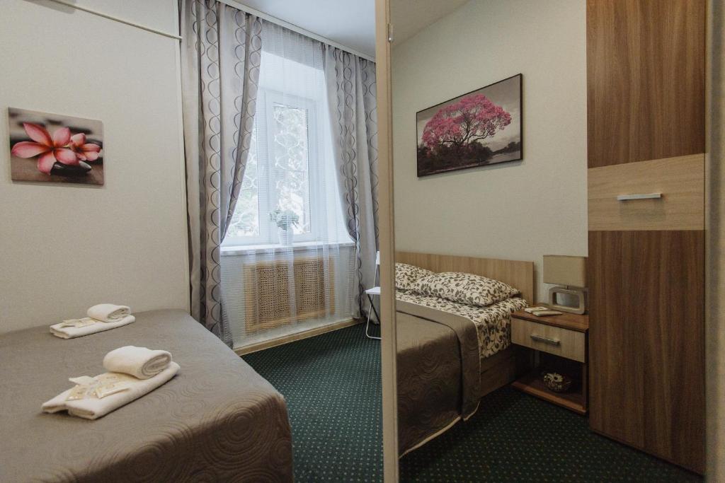 モスクワにあるMini-hotel Fortuna-City on Anatoliya Zhivova 10のベッド2台と窓が備わるホテルルームです。