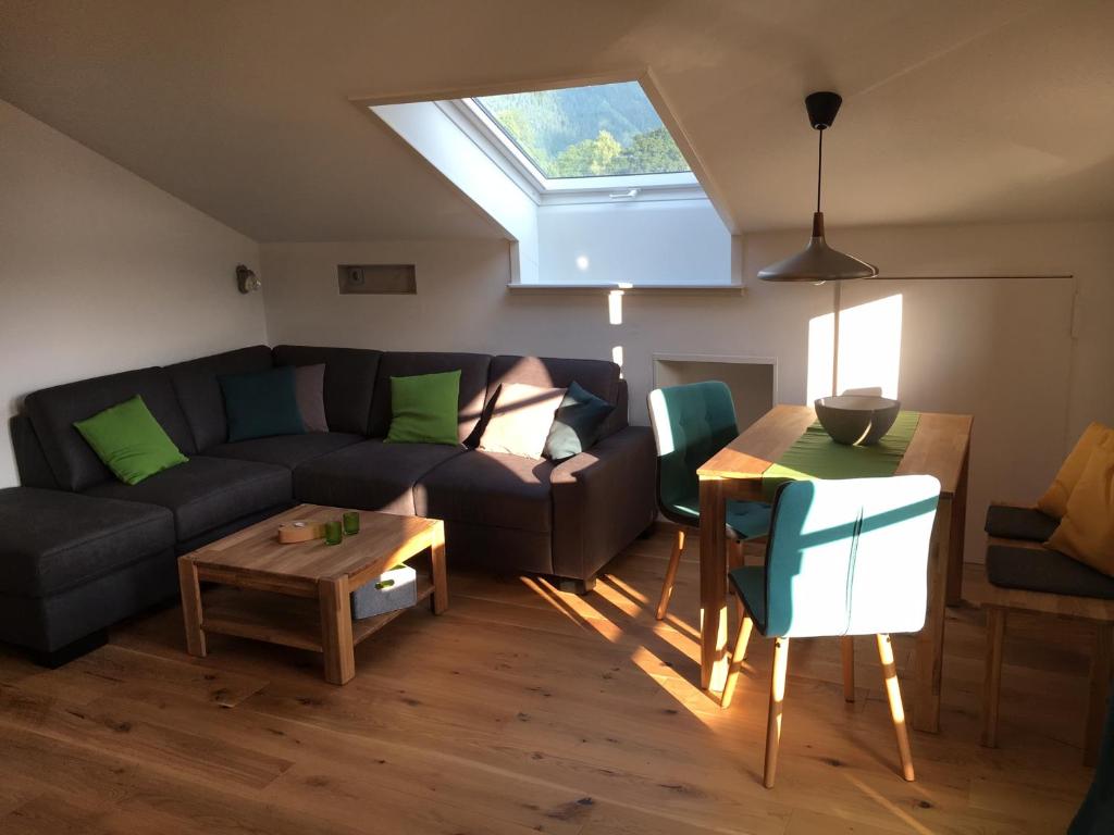 sala de estar con sofá y mesa en Bergelemente, en Schönau am Königssee