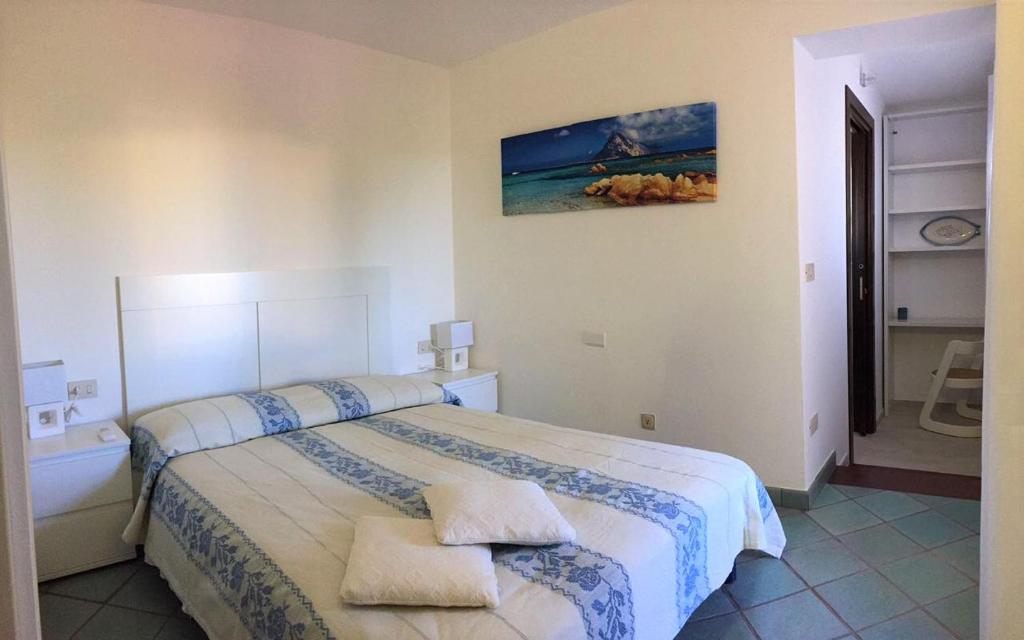 1 dormitorio con 1 cama con 2 toallas en Villa Hermaea, en Porto San Paolo