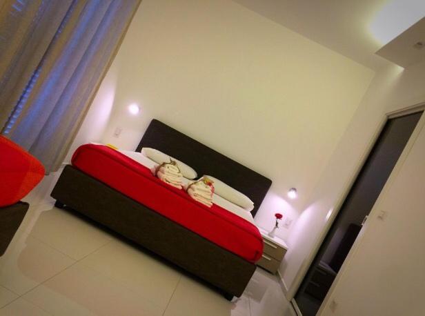 una camera con un letto rosso e bianco di B&B Sabin Ross a Margherita di Savoia