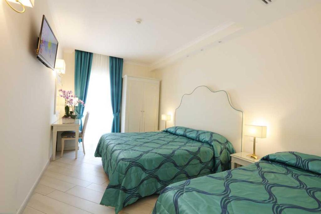 Łóżko lub łóżka w pokoju w obiekcie Hotel La Vue d'Or