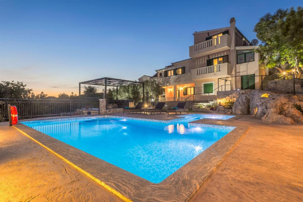 een zwembad voor een huis bij Villa Boulder in Okrug Donji