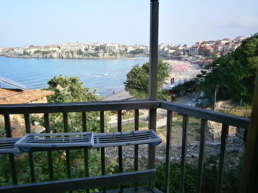 een bankje op een balkon met uitzicht op een strand bij Apartment Apolonia 14 in Sozopol