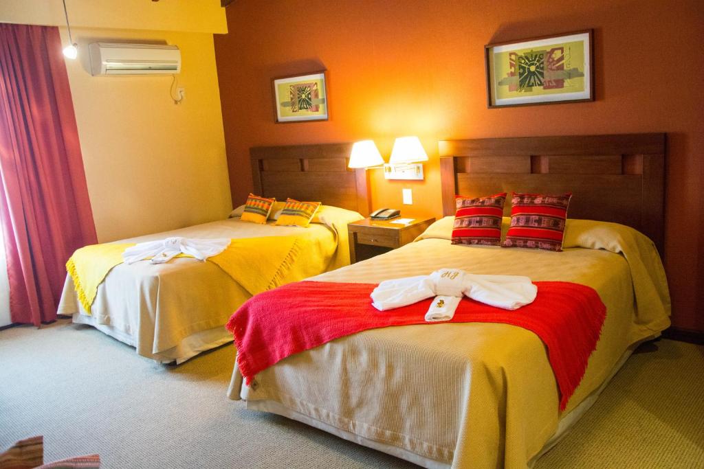 - une chambre d'hôtel avec 2 lits et un peignoir dans l'établissement Howard Johnson Inn Rosario de la Frontera, à Rosario de la Frontera