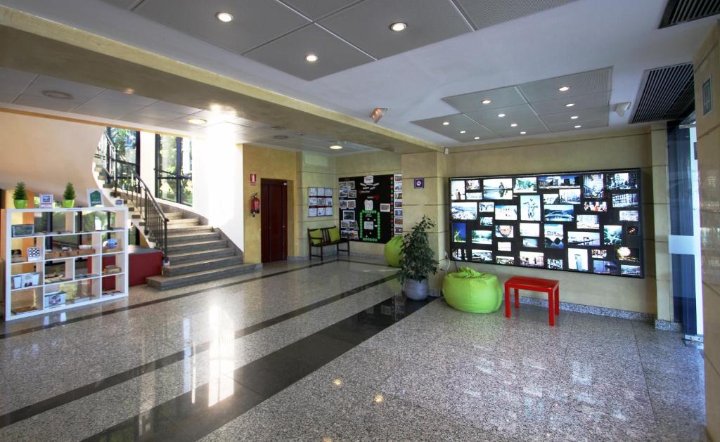 TV a/nebo společenská místnost v ubytování Bilbao Hostel