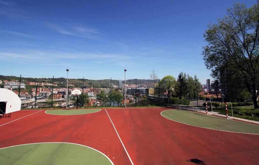 Tenis a/nebo squash v ubytování Bilbao Hostel nebo okolí