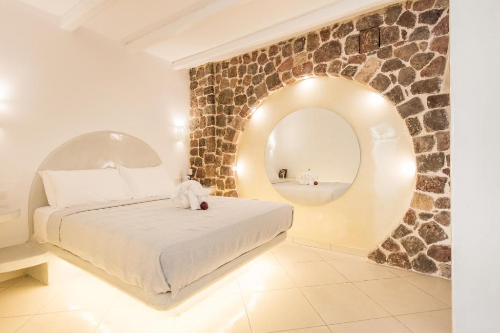 Un pat sau paturi într-o cameră la Secret Earth Villas - Santorini