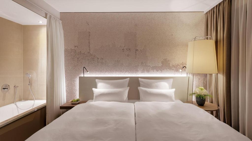 Postel nebo postele na pokoji v ubytování Hotel Stadt Lörrach