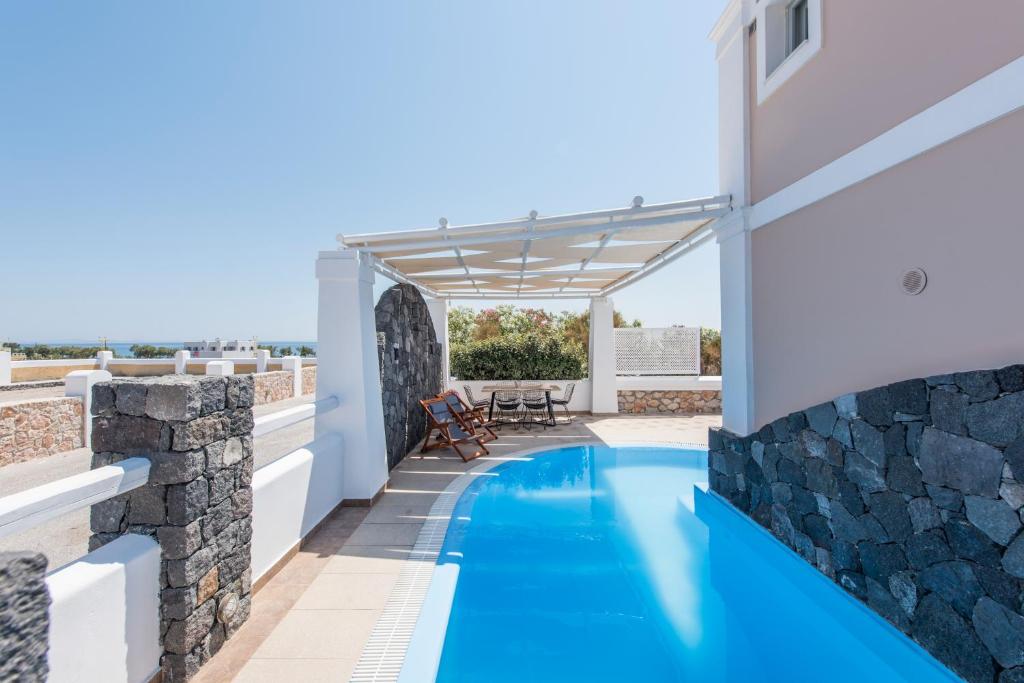 Piscina de la sau aproape de Secret Earth Villas - Santorini