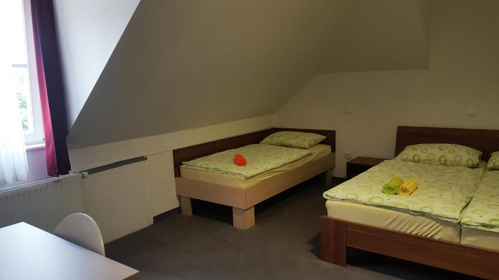 Postel nebo postele na pokoji v ubytování Hotel & Hostel Marenberg Radlje