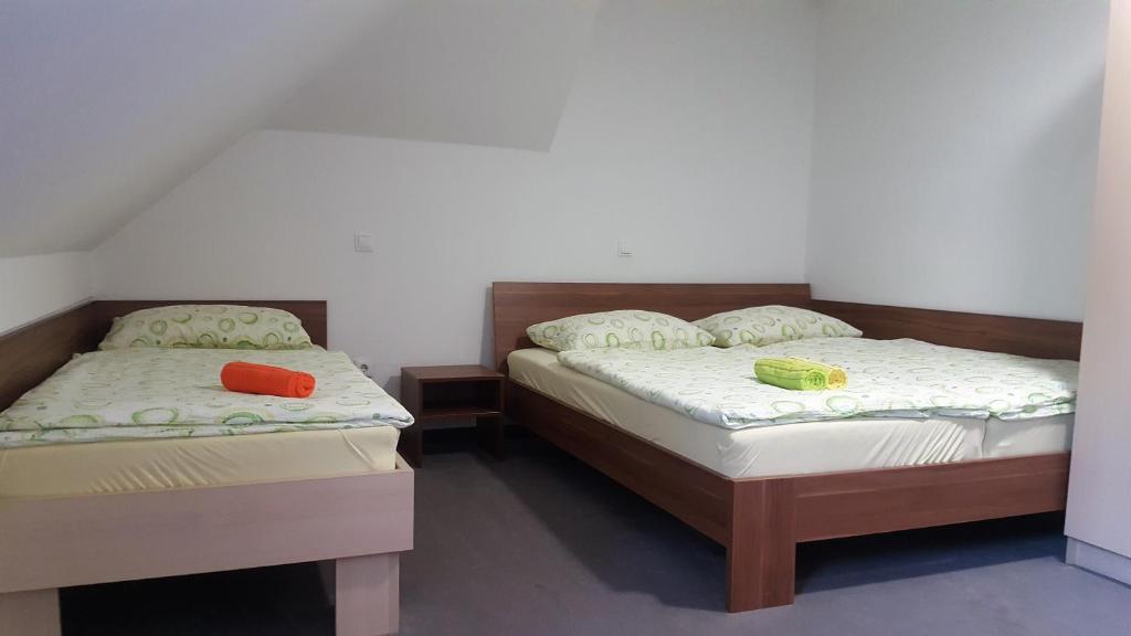 Postel nebo postele na pokoji v ubytování Hotel & Hostel Marenberg Radlje