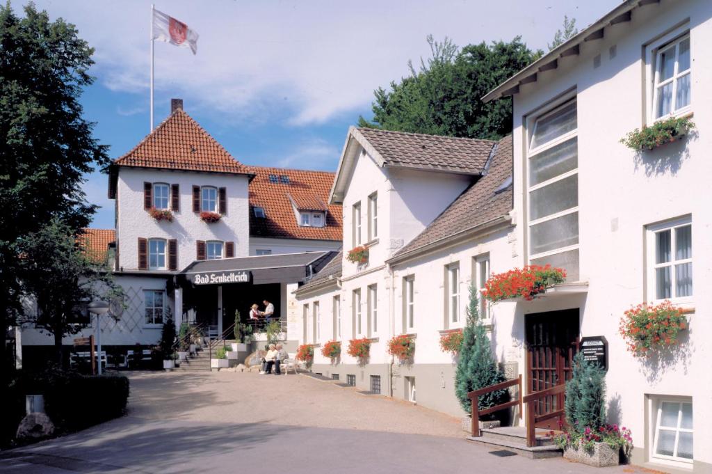 a street in a town with white buildings at Moorland Hotel am Senkelteich in Vlotho