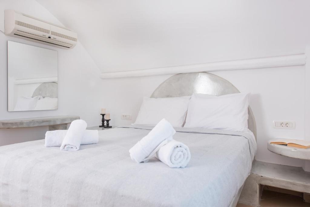 Un pat sau paturi într-o cameră la Secret Earth Villas - Santorini