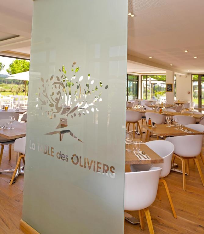 Restaurace v ubytování Clos des Oliviers Grimaud - Meublé de Tourisme