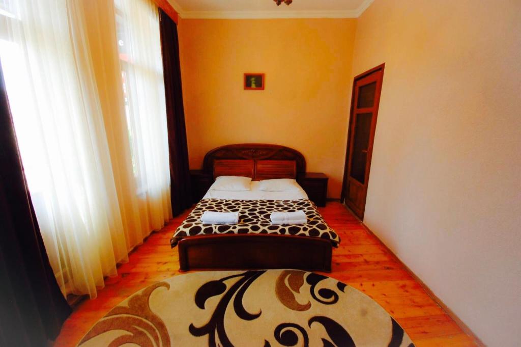 sypialnia z 2 łóżkami w pokoju w obiekcie Lelis Guest House w mieście Sighnaghi