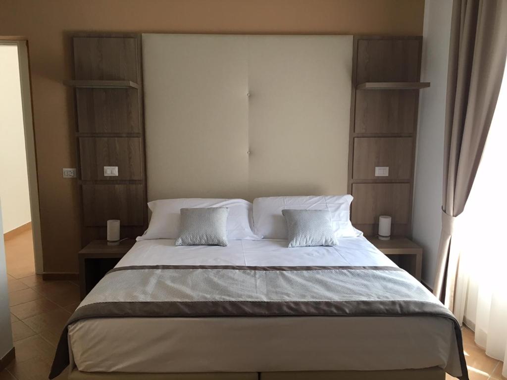 um quarto com uma cama grande e 2 almofadas em Residenza Scarlatti em Nápoles