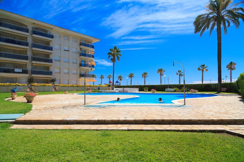Bazén v ubytování UHC Los Flamencos Family Apartments nebo v jeho okolí