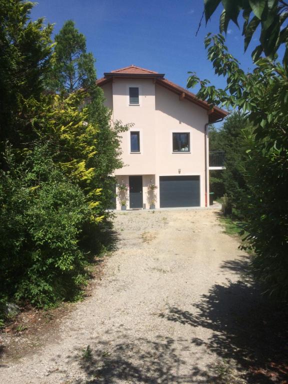 ein großes weißes Haus mit großer Garage in der Unterkunft Villa Haute Savoie in Chessenaz
