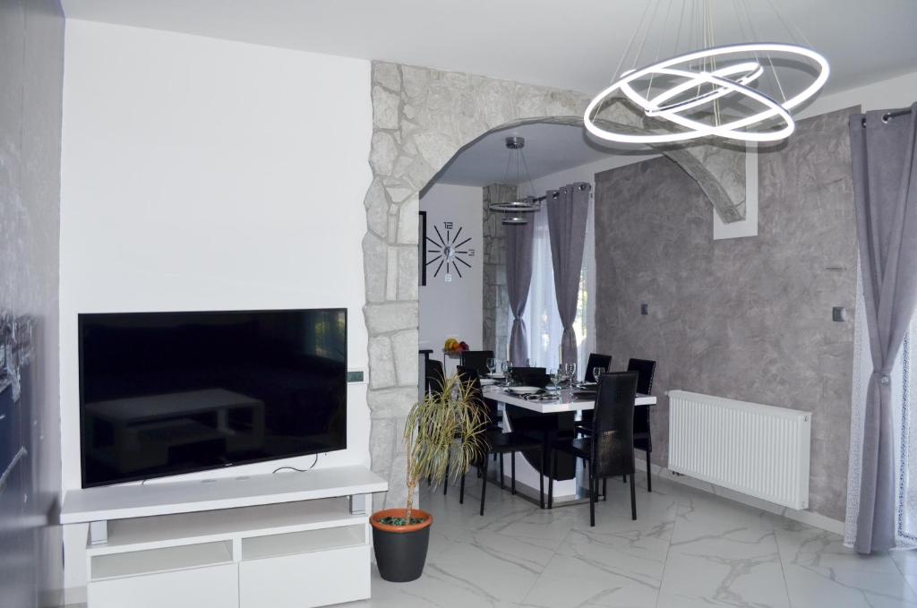Televízia a/alebo spoločenská miestnosť v ubytovaní TJ Apartment