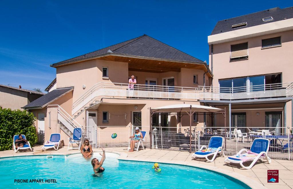 Bazén v ubytování Hôtel Armony nebo v jeho okolí