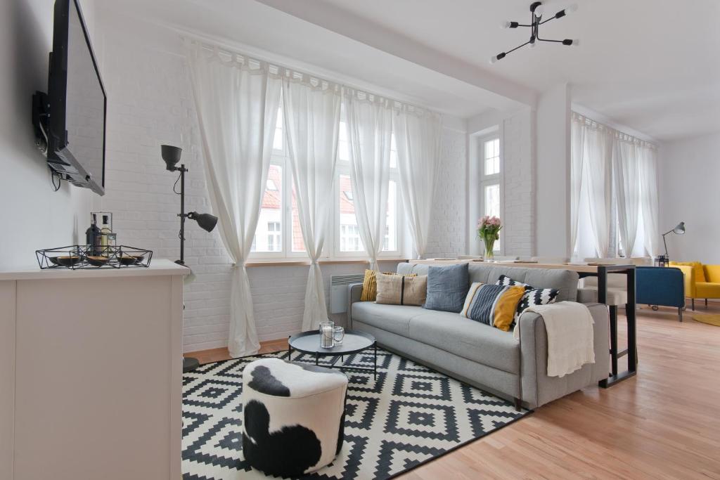 sala de estar con sofá y mesa en Imperial Apartments - Classic by Hampton en Sopot