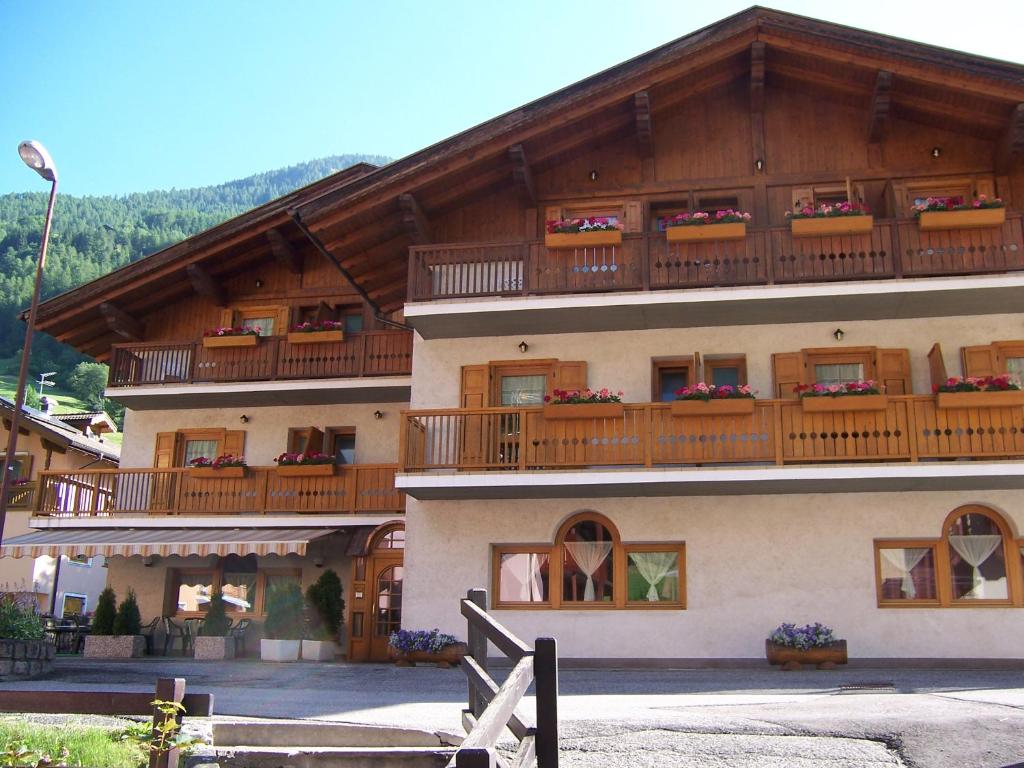 Nespecifikovaný výhled na hory nebo výhled na hory při pohledu z hotelu