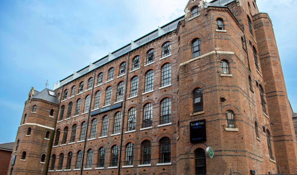 um grande edifício de tijolos com muitas janelas em Trivelles Regency, Nottingham em Nottingham