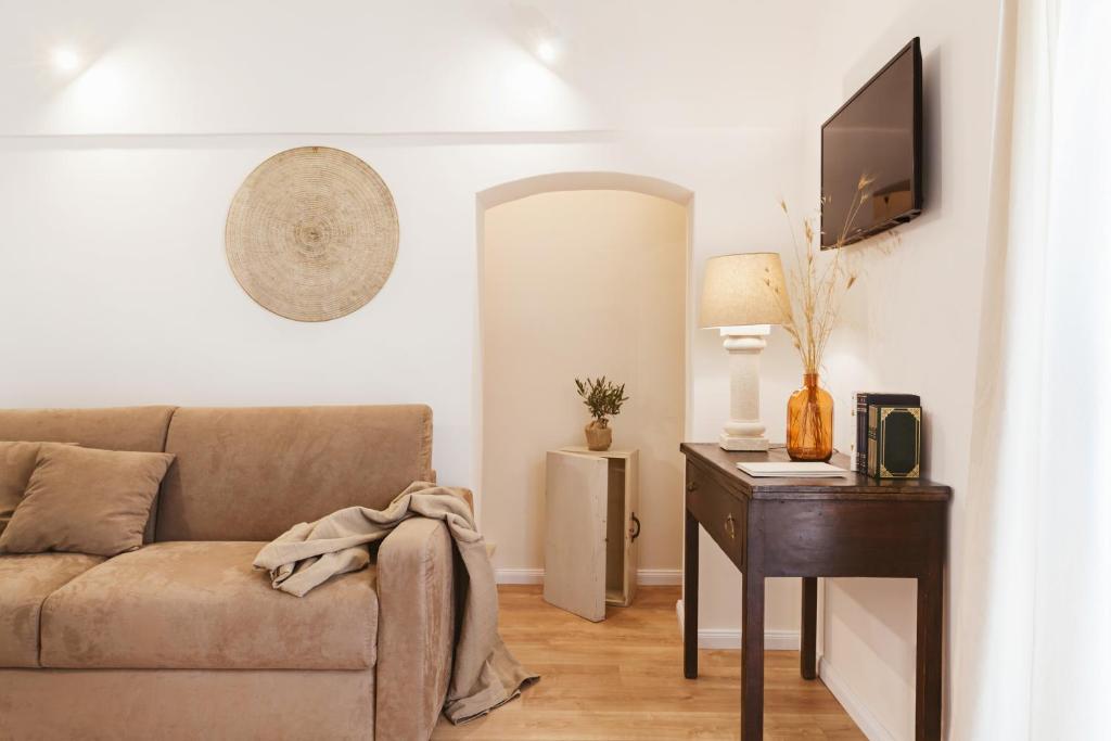 sala de estar con sofá y mesa con TV en Miramonte Holiday, en Montescaglioso