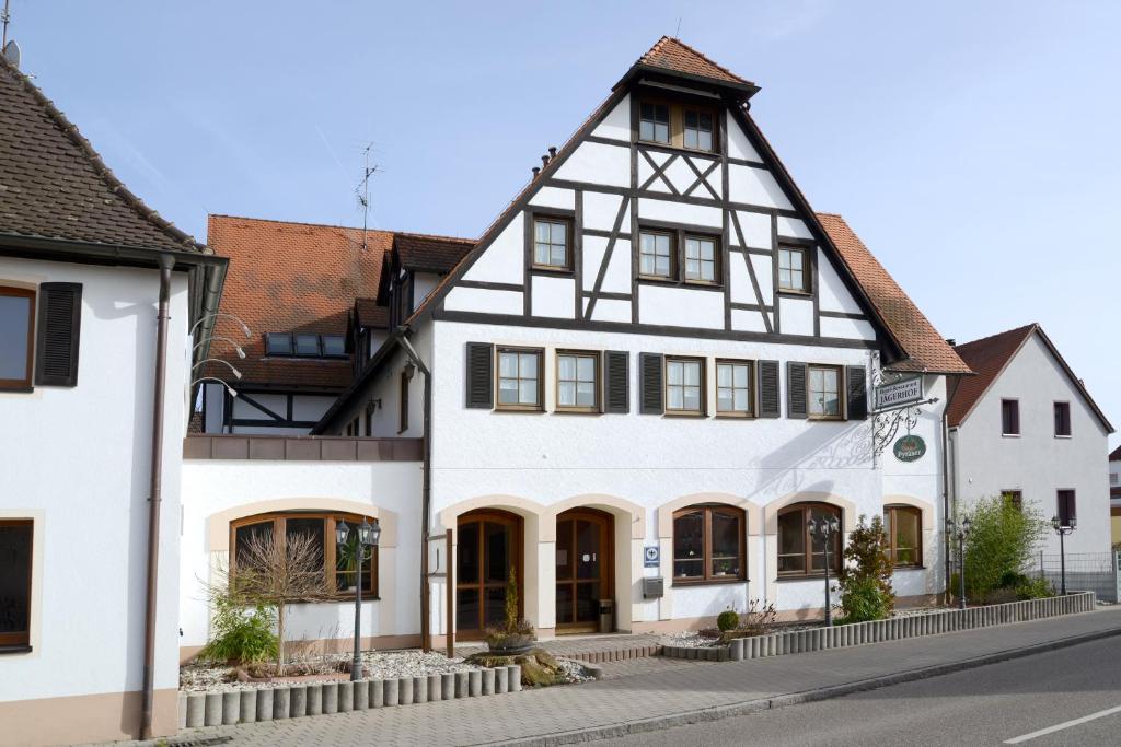 an old house in the middle of a street at Hotel Jägerhof in Roth