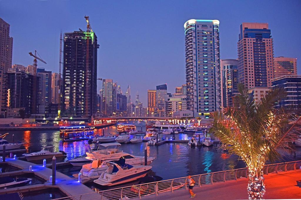 Nespecifikovaný výhled na destinaci Dubaj nebo výhled na město při pohledu z hotelu