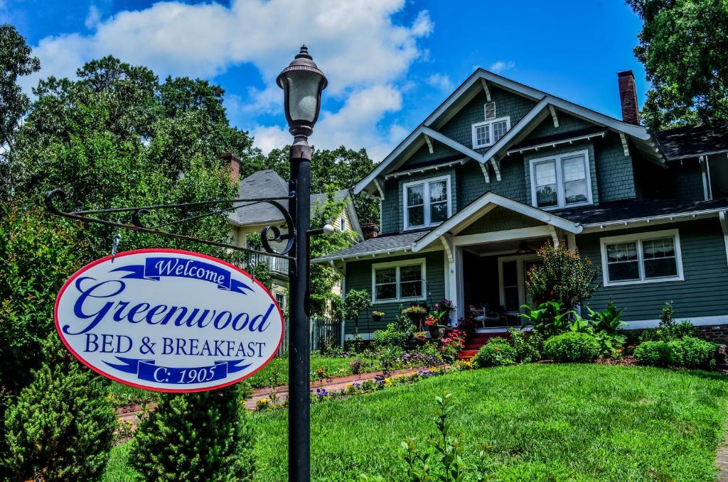 una señal frente a una casa con luz de la calle en Greenwood Bed & Breakfast en Greensboro