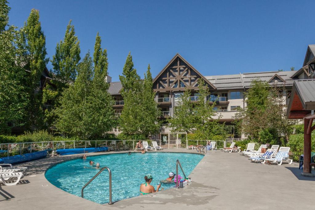 Bazén v ubytování Aspens Mountain Side Resort nebo v jeho okolí