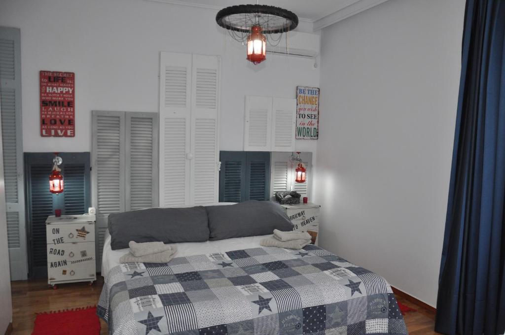 um quarto com uma cama num quarto com janelas em Your Home em Atenas