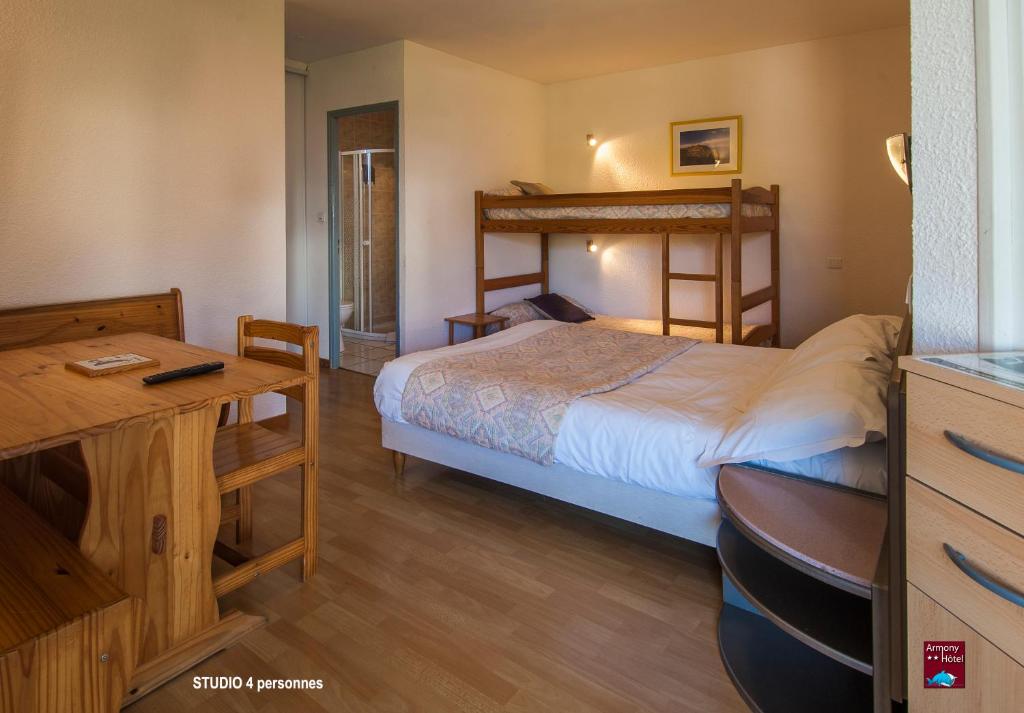 Postel nebo postele na pokoji v ubytování Hôtel Armony