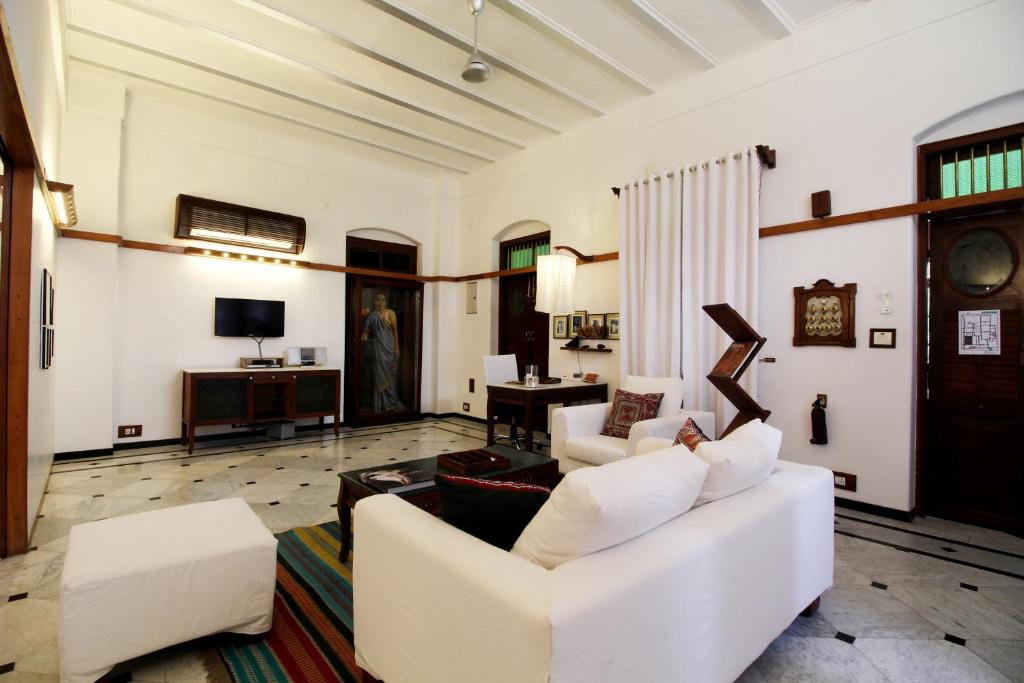 TV a/nebo společenská místnost v ubytování The House of MG-A Heritage Hotel, Ahmedabad