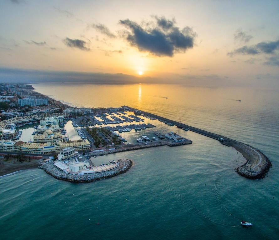 widok z powietrza na przystań o zachodzie słońca w obiekcie Puerto Marina Beach & Golf w mieście Benalmádena
