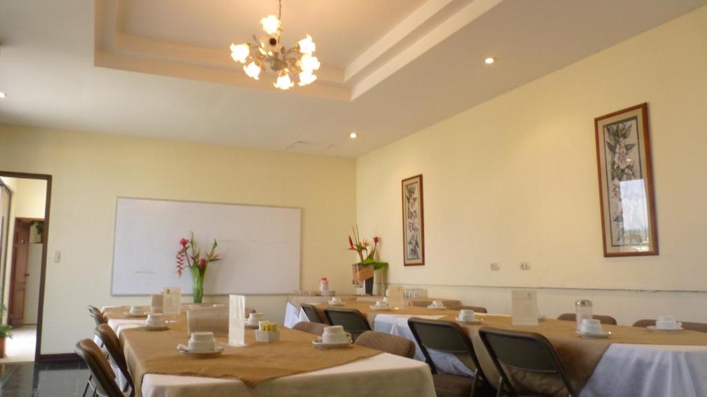 Restaurace v ubytování Hotel Plaza Real Suites & Apartments San Jose