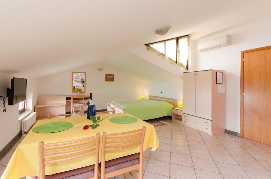 TV a/nebo společenská místnost v ubytování Apartments Milan