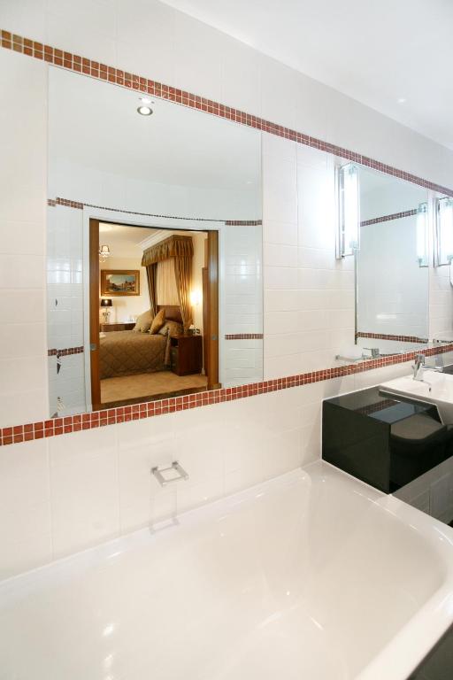 Postel nebo postele na pokoji v ubytování Legends Hotel