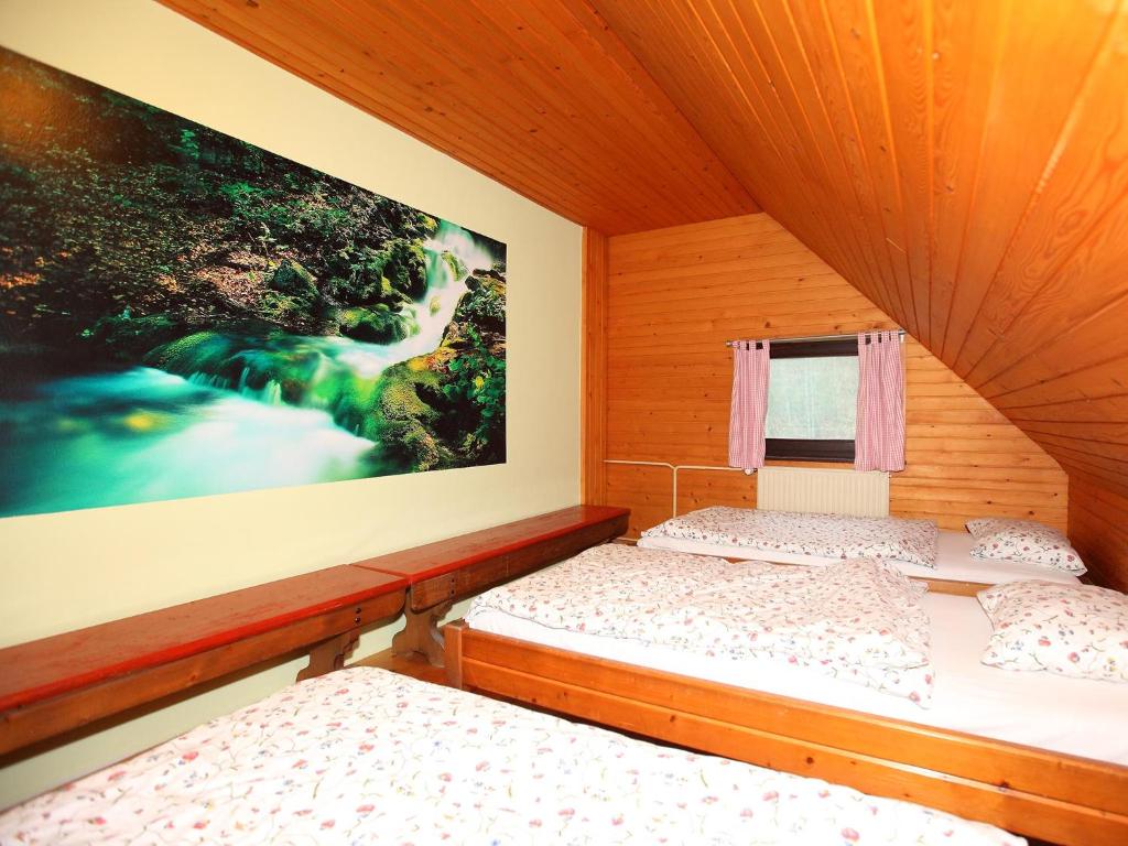 Postel nebo postele na pokoji v ubytování PLANINSKA KOČA NA GOZDU