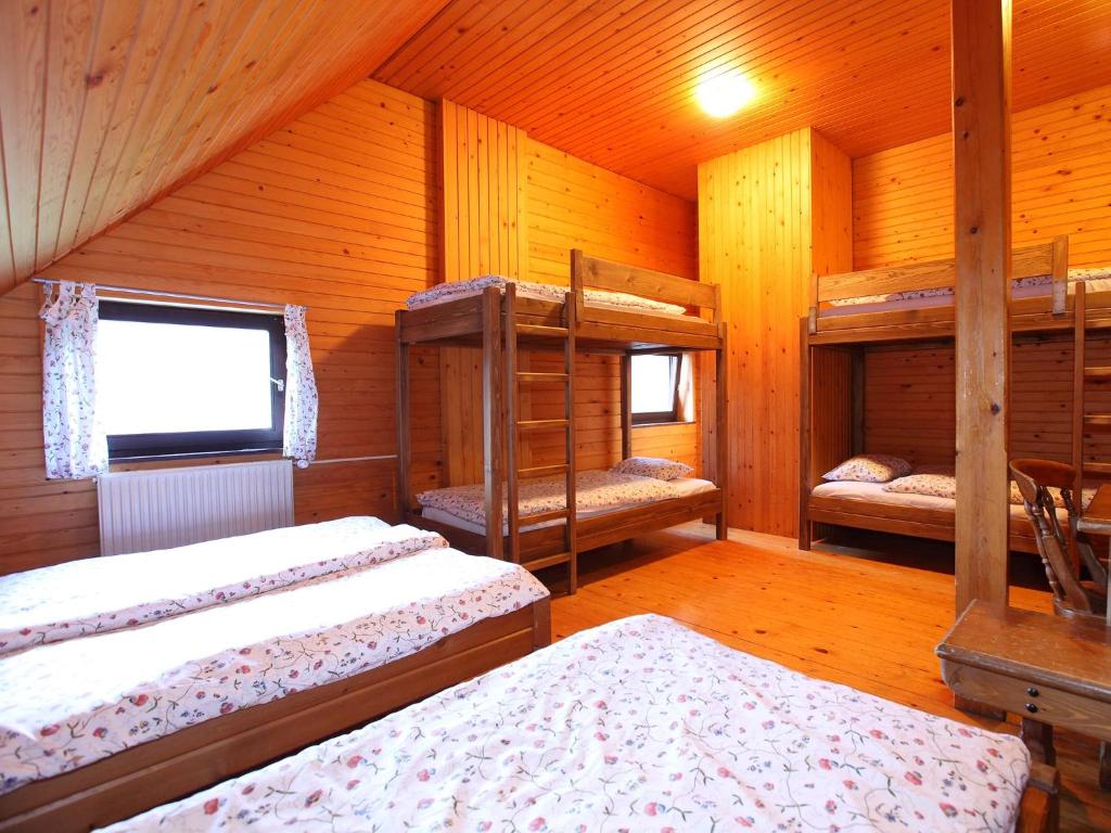 Postel nebo postele na pokoji v ubytování PLANINSKA KOČA NA GOZDU