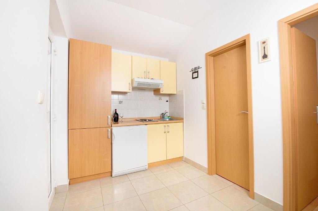 Kuchyň nebo kuchyňský kout v ubytování Apartments Ksenija