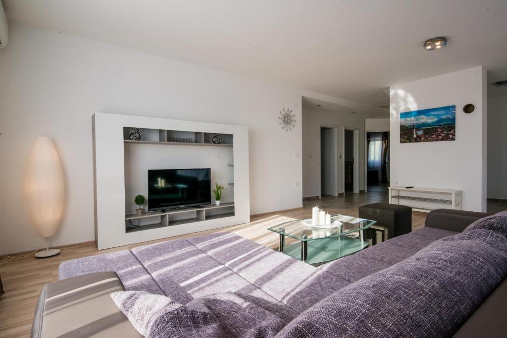 Televízia a/alebo spoločenská miestnosť v ubytovaní Ferienhaus Bucic