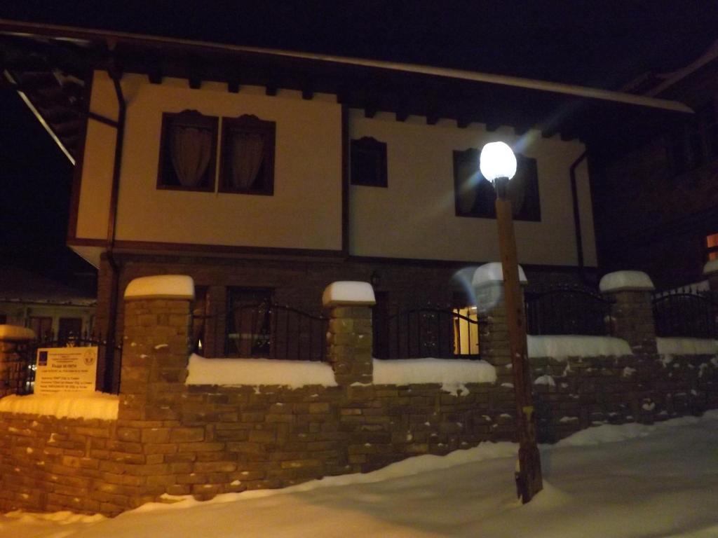 コテルにあるDragoevata Kashtaの夜の家の前の街灯